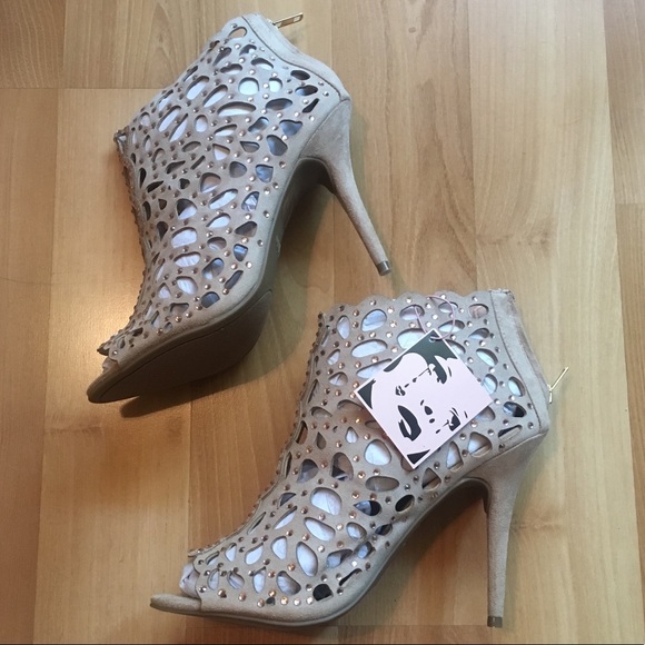 Zigi Soho Shoes - 💕❤️NWT Zigi Soho Cream Heels w/Pink Rhinestones